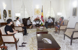 Embassy of the People’s Republic of China and Seychelles-China Trade and Business Promotion Association donates to the COVID-19 Relief Fund