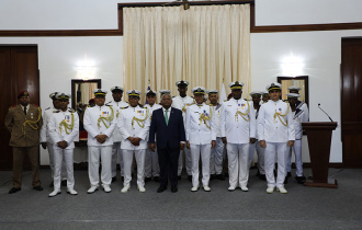 Cérémonie de remise de la Médaille de l'efficacité et remise de la "Croix de Chevalier de l'Ordre de mérite maritime" du gouvernement français au Brigadier Michael Rosette