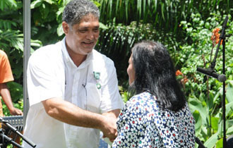 Président Michel félicite Joe Samy pour sa décoration